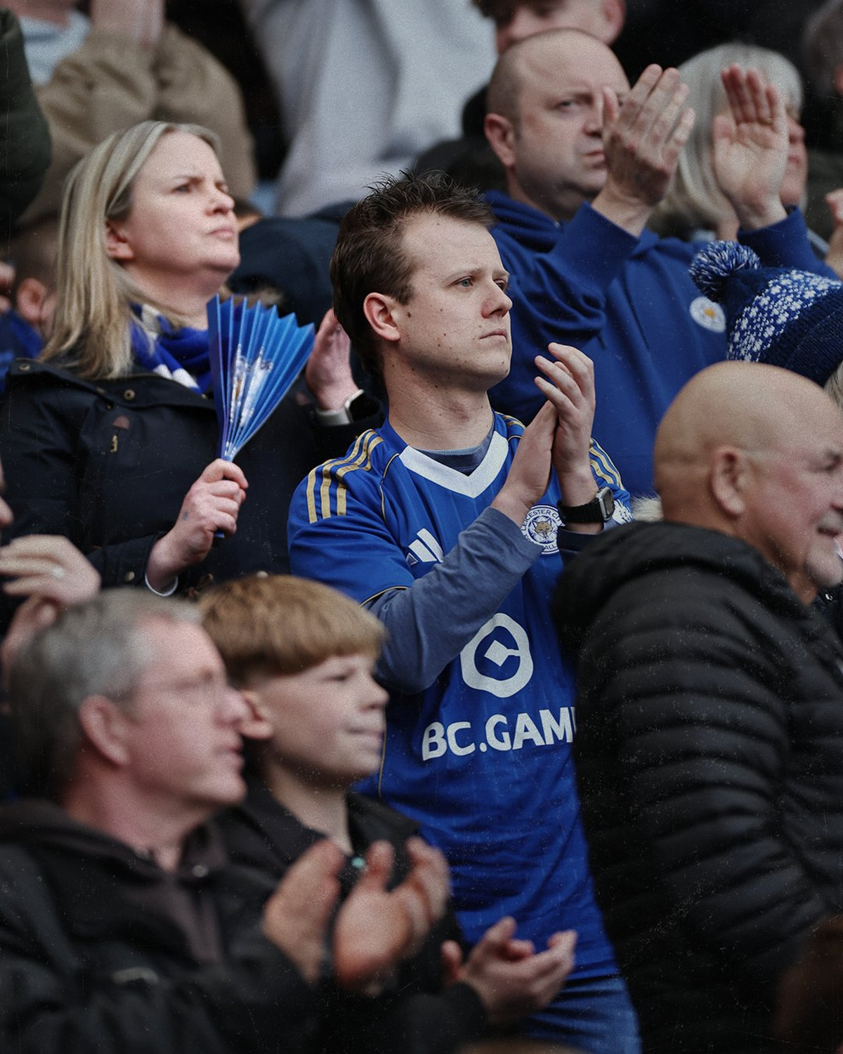 Los hinchas del Leicester no pueden creer estar al borde de descender a 3º División. Los hinchas del Leicester no pueden creer estar al borde de descender a 3º División.