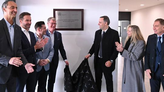 Manuel Adorni y un operativo de contensión a su alrededor. Manuel Adorni y un operativo de contensión a su alrededor.