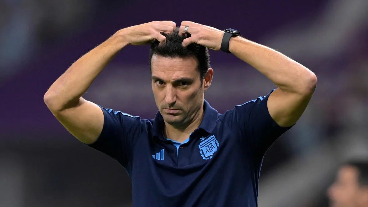 Lionel Scaloni se rompe la cabeza para armar el equipo con jugadores que no llegaron al 100%. Lionel Scaloni se rompe la cabeza para armar el equipo con jugadores que no llegaron al 100%.