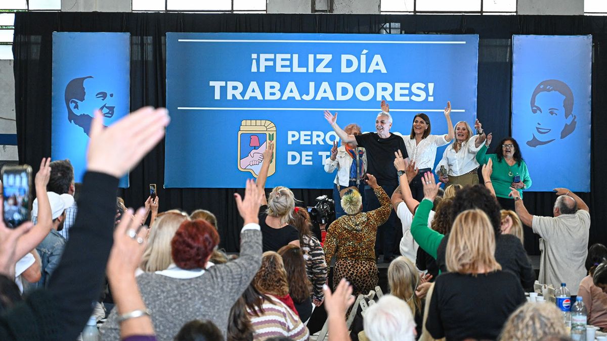 El intendente de Tigre, Julio Zamora, encabezó un acto por el Día del Trabajador y se metió en la interna del PJ, pidió: “Que vote y elija a sus dirigentes”. El intendente de Tigre, Julio Zamora, encabezó un acto por el Día del Trabajador y se metió en la interna del PJ, pidió: “Que vote y elija a sus dirigentes”.