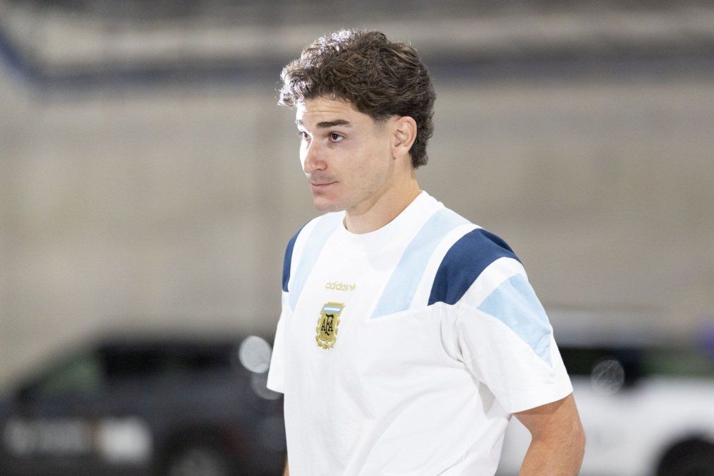 Julián Álvarez atraviesa el Mundial 2026 con la Selección Argentina mientras su futuro en el Atlético de Madrid queda atrapado en una guerra abierta con Barcelona.