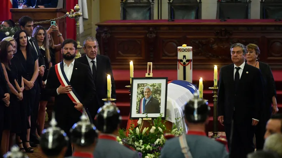 Gabriel Boric, los expresidentes de Chile, Michelle Bachelet y Eduardo Frei, y el presidente del Senado, Juan Antonio Coloma, participan en la guardia de honor en el marco del funeral de Piñera.