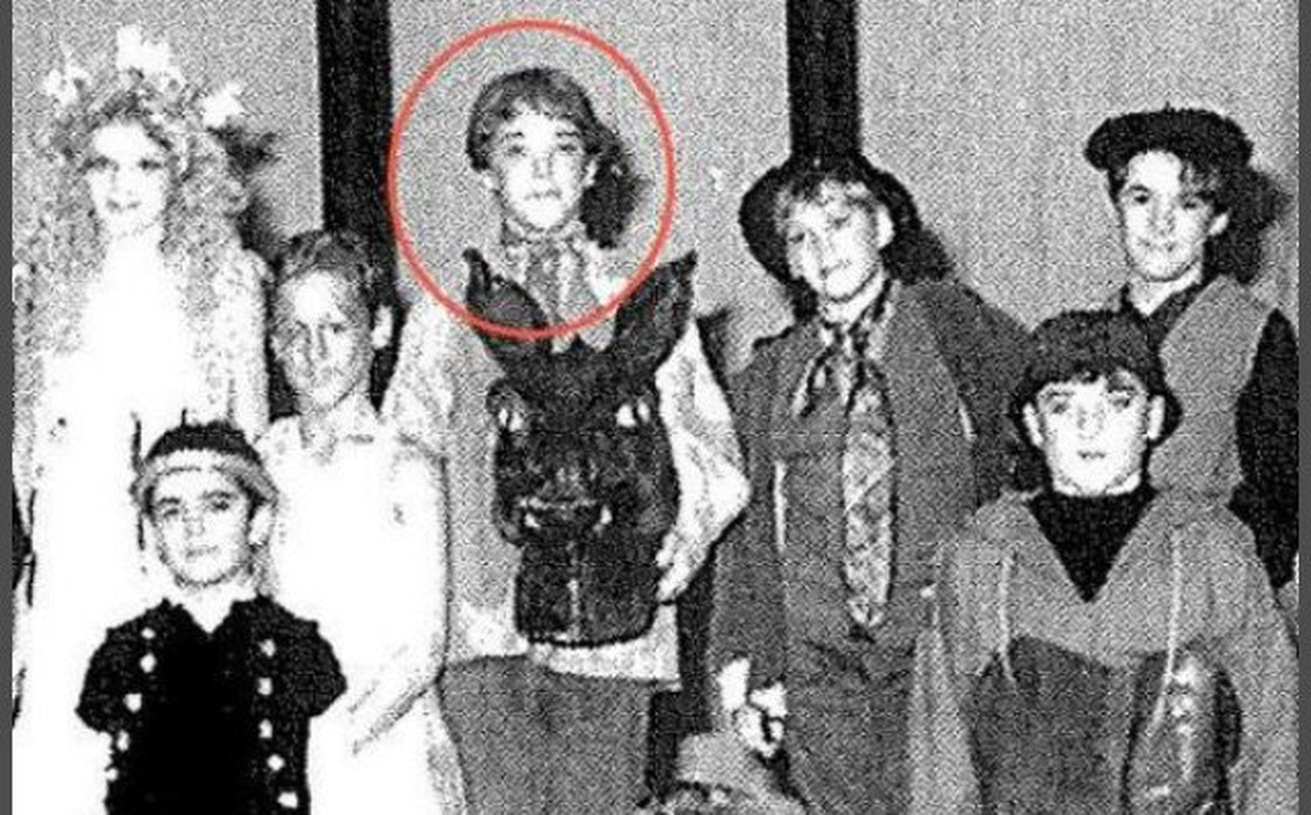 Benedict Cumberbatch era actor desde chico y participaba en obras teatrales en su escuela. En una ocasión le tocó el papel de Titania en Benedict Cumberbatch era actor desde chico y participaba en obras teatrales en su escuela. En una ocasión le tocó el papel de Titania en