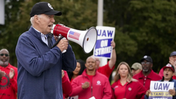 Joe Biden y Donald Trump en disputa por seducir a obreros automotrices.