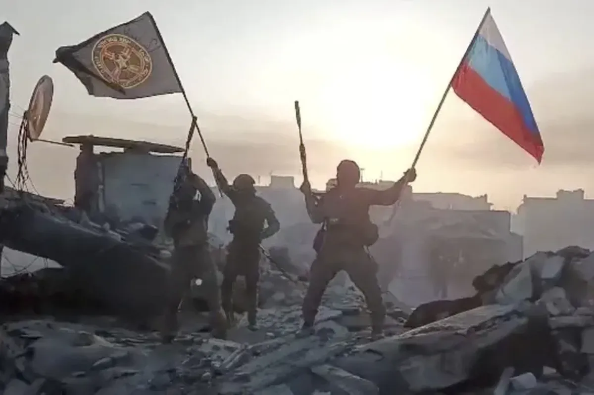 El Grupo Wagner alz&oacute; la bandera rusa en el campo de batalla clamando victoria.