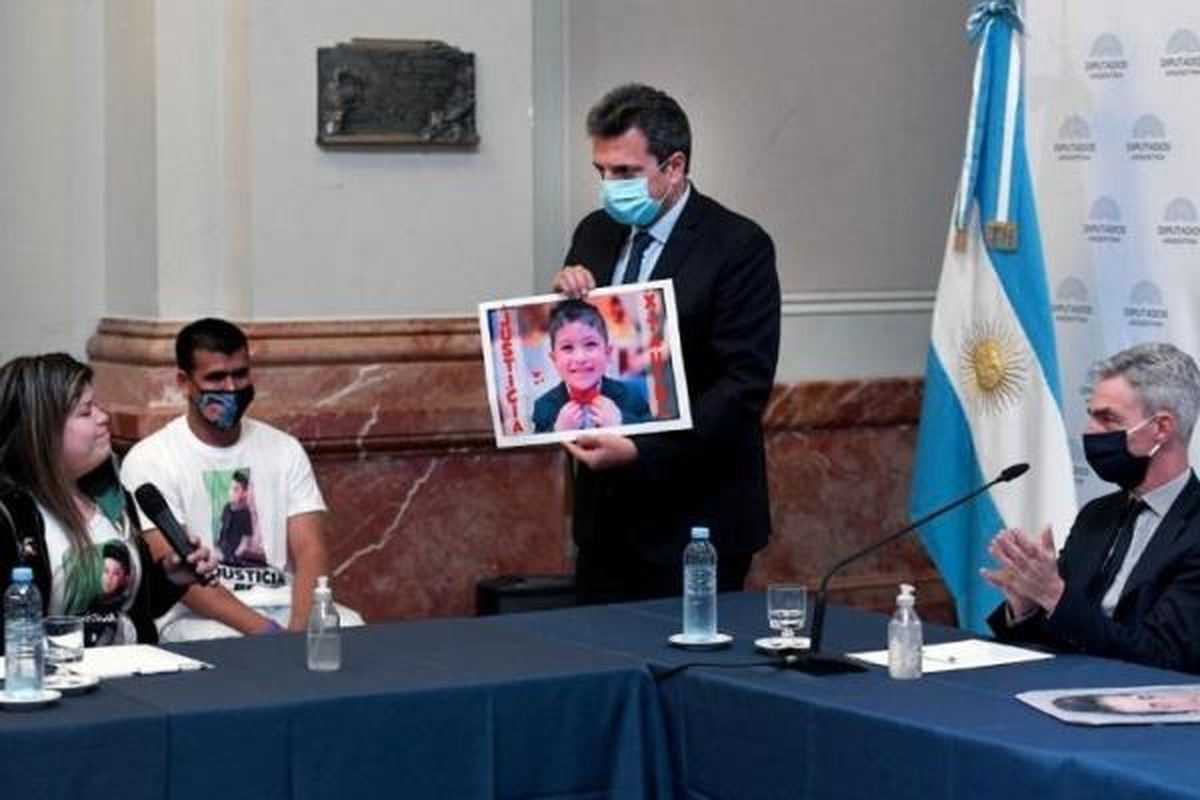 Sergio Massa, cuando era presidente de la Cámara de Diputados de la Nación, con una imagen de Tahiel Contreras, con cuyo nombre fue bautizado el proyecto de ley para endurecer las penas contra quienes maten corriendo picadas.