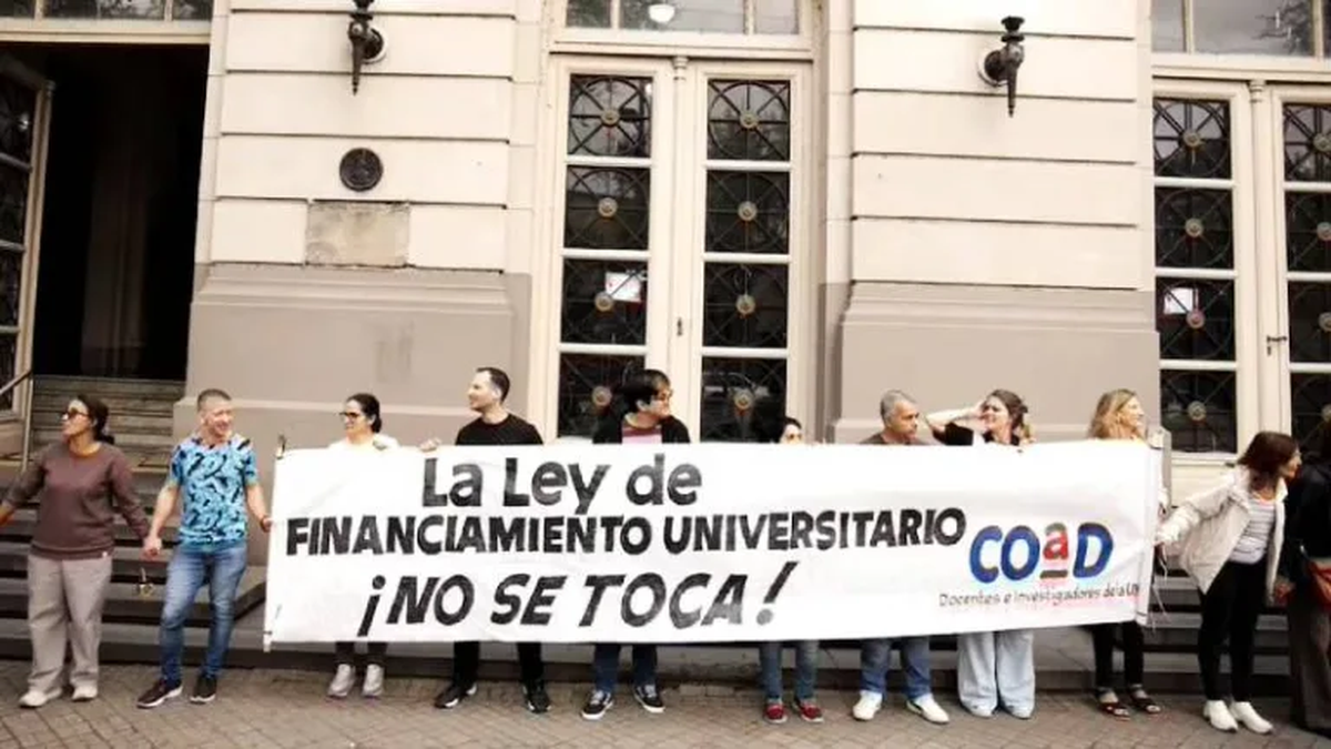 El sector educativo sigue exigiendo el pedido para que se cumpla con la ley de financiamiento universitario y la consecuente mejora de los salarios ocupa el principal lugar. El sector educativo sigue exigiendo el pedido para que se cumpla con la ley de financiamiento universitario y la consecuente mejora de los salarios ocupa el principal lugar.