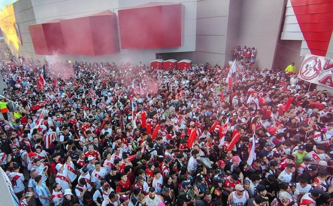 Los hinchas de River en el banderazo del Monumental.