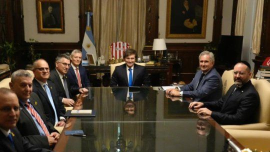 La camiseta de Estudiantes de La Plata detrás de Javier Milei, en una reunión institucional. La camiseta de Estudiantes de La Plata detrás de Javier Milei, en una reunión institucional.