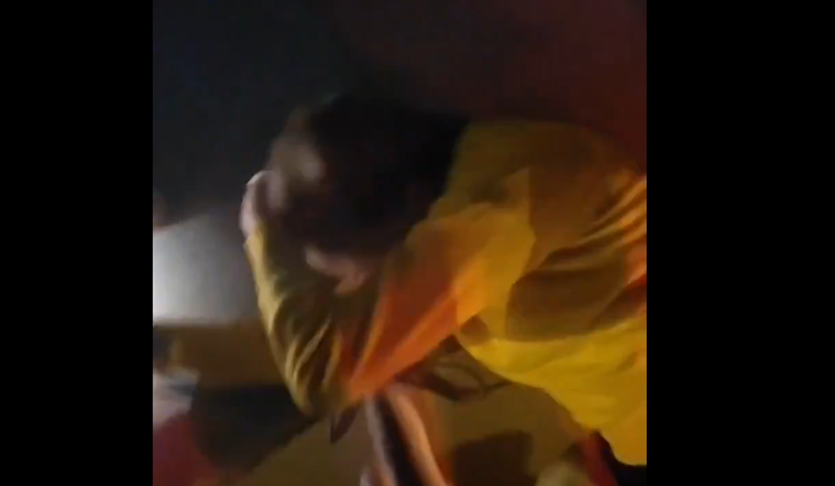 Colette Avital fue empujada al suelo durante una protesta contra la guerra de Irán en Tel Aviv el sábado. Crédito: X Colette Avital fue empujada al suelo durante una protesta contra la guerra de Irán en Tel Aviv el sábado. Crédito: X