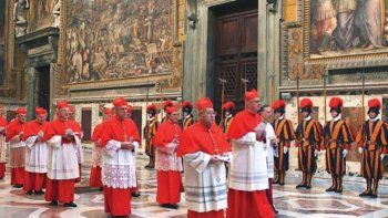 Cónclave de cardenales en la Capilla Sixtina Cónclave de cardenales en la Capilla Sixtina
