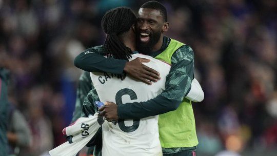 Eduardo Camavinga y Antonio Rüdiger celebran la victoria del Real Madrid en el Clásico, marcado por el golpe con una bandera al mediocampista francés.