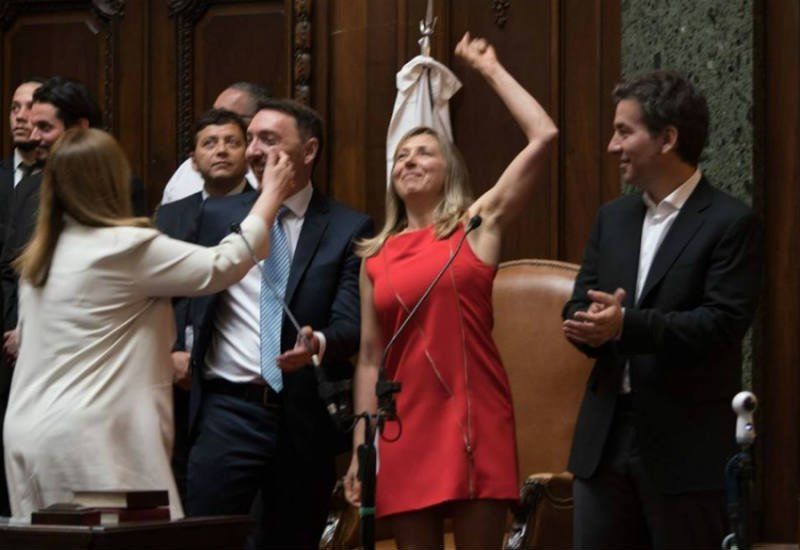 Bregman durante su jura, que generó un fuerte abucheo (Foto: @myriambregman)