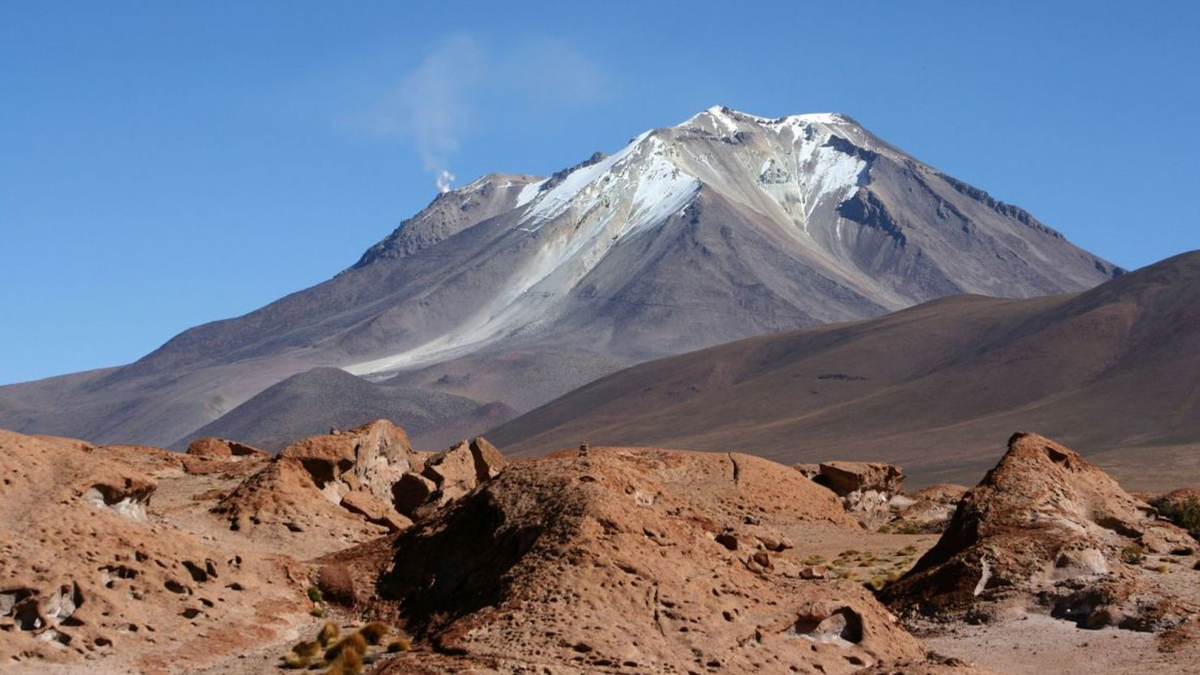 Uturuncu muestra actividad sísmica y deformación, pero no por magma en ascenso, sino por acumulación de fluidos hidrotermales, lo que reduce significativamente el riesgo de erupción. Uturuncu muestra actividad sísmica y deformación, pero no por magma en ascenso, sino por acumulación de fluidos hidrotermales, lo que reduce significativamente el riesgo de erupción.