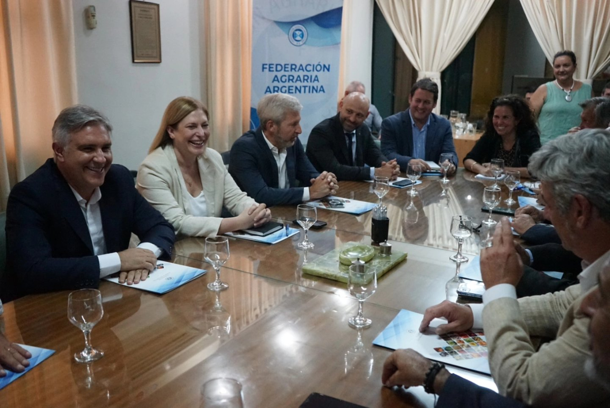 Encuentro entre mandatarios santafesinos y la Comisión de Enlace de Entidades Agropecuarias. Encuentro entre mandatarios santafesinos y la Comisión de Enlace de Entidades Agropecuarias.