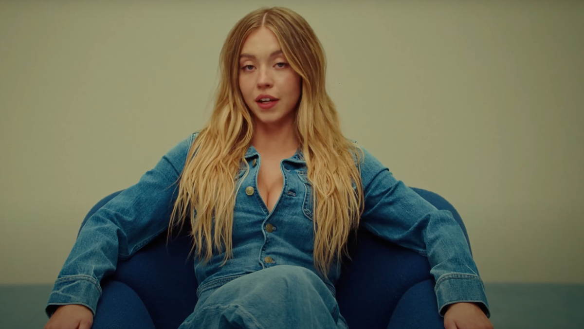 La polémica por la campaña de American Eagle con Sydney Sweeney expuso las tensiones raciales y políticas en EE.UU., cruzando las redes, la TV y hasta la Casa Blanca. Lo que parecía un chiste terminó en disputa cultural. La polémica por la campaña de American Eagle con Sydney Sweeney expuso las tensiones raciales y políticas en EE.UU., cruzando las redes, la TV y hasta la Casa Blanca. Lo que parecía un chiste terminó en disputa cultural.