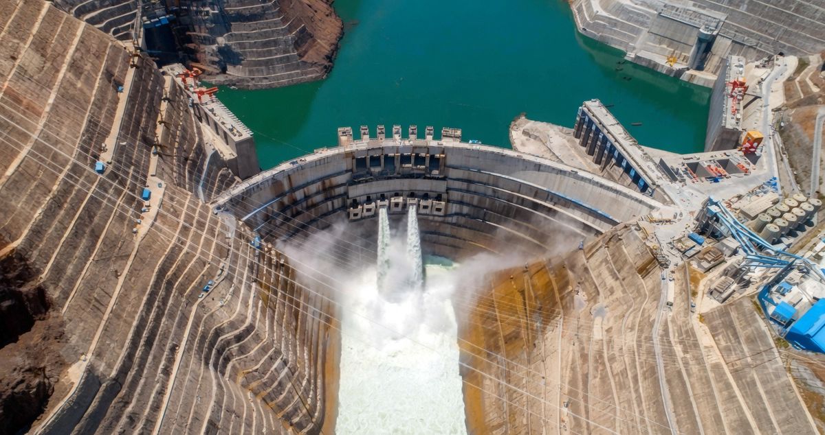 Una consulta en ChatGPT consume diez veces m&aacute;s energ&iacute;a que una b&uacute;squeda tradicional en Google. El entrenamiento de los nuevos modelos de lenguaje requiere el equivalente el&eacute;ctrico de ciudades enteras. Ante este panorama, consultoras globales proyectan un incremento de hasta el 165% en el consumo energ&eacute;tico de los centros de datos para el a&ntilde;o 2030.