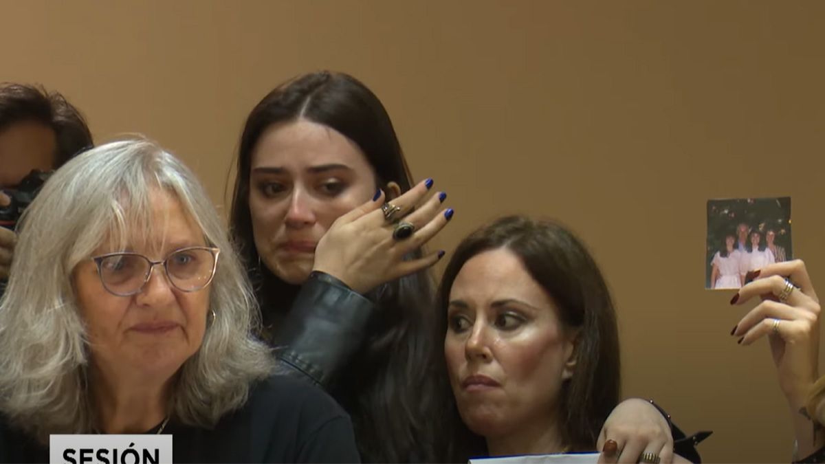 Una joven captada por las cámaras de la transmisión, llorando porque no se debatía el proyecto de alcohol cero al volante.