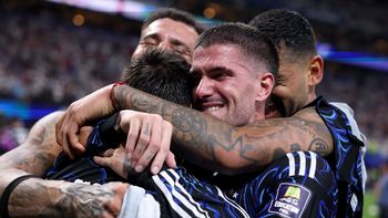 Subidos al tren de la Selección los politicos festejaron el triunfo