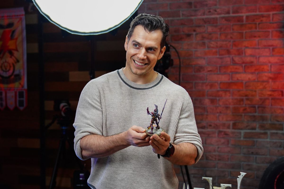 Henry Cavill no sólo es un acérrimo fanático de Warhammer, sino que todos los años peregrina (como el lo denomina) hacia Warhammer World, una central de esta franquicia de juegos, para empaparse de conocimientos sobre la elaboración de figurines