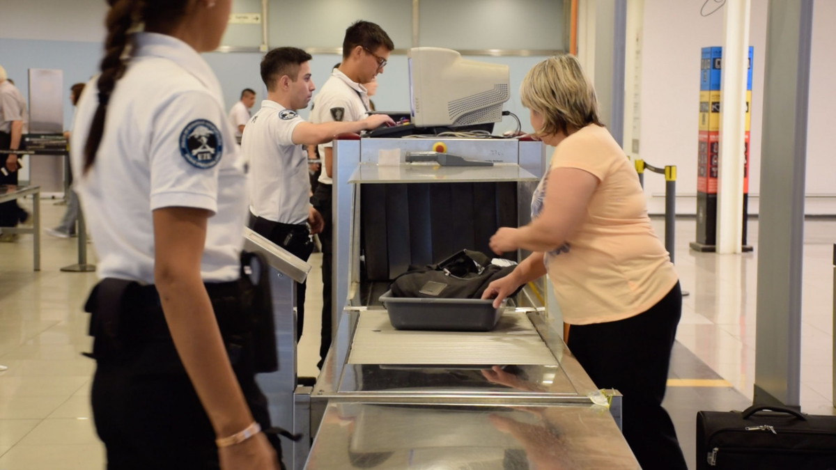 Aeropuertos permitirían llevar líquidos de hasta 2 litros en el equipaje de mano.
