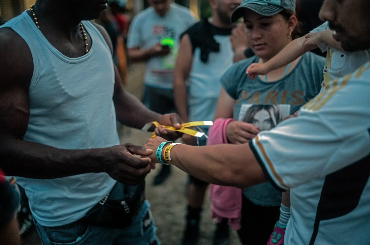 Cintas en las muñecas, en una se identifica a la ONG que concedió la identificación, y la otra pulsera tiene una consigna. Cintas en las muñecas, en una se identifica a la ONG que concedió la identificación, y la otra pulsera tiene una consigna.
