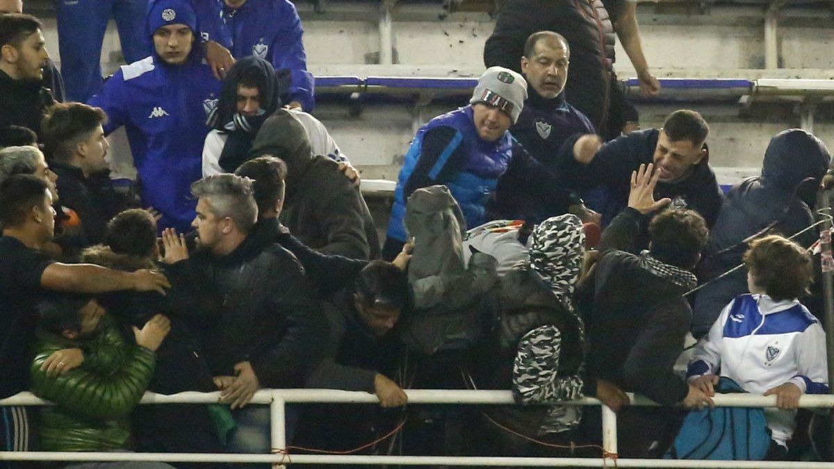 Graves incidentes entre la barra de Talleres de Escalada y la