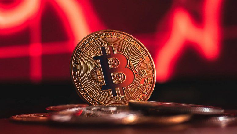 En un solo día: Bitcoin cae 5% y liquida US$ 750 millones