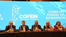 Intendentes de ciudades de todo el país reclamaron desde Rosario a Nación la restitución de fondos retenidos. Intendentes de ciudades de todo el país reclamaron desde Rosario a Nación la restitución de fondos retenidos.