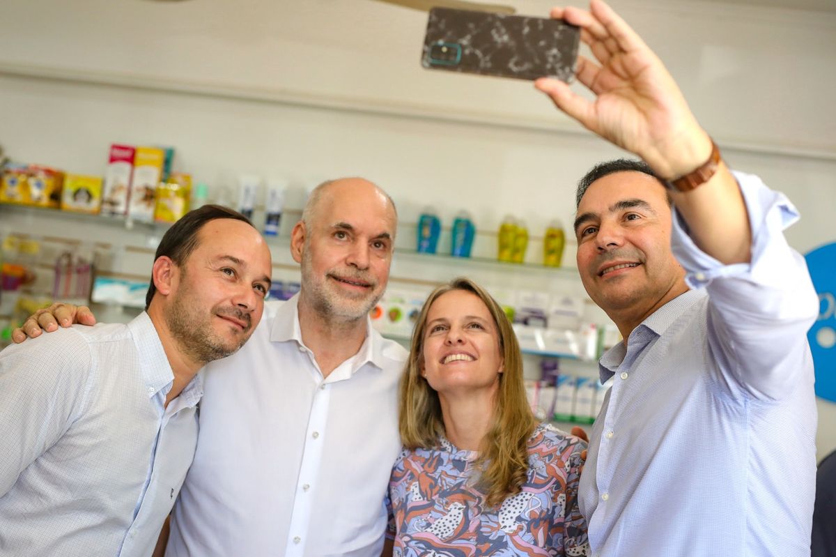 Horacio Rodríguez Larreta y Gustavo Valdés en selfie en Goya.