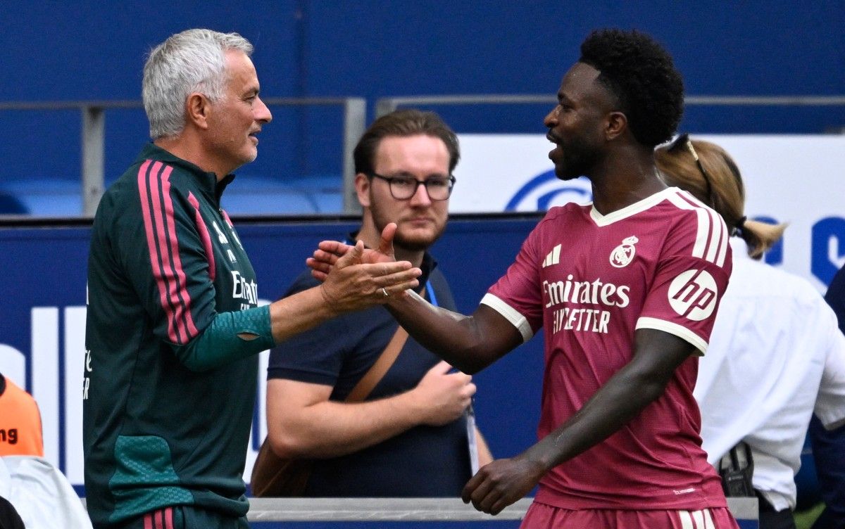 Jos&eacute; Mourinho junto a Vinicius durante el amistoso del Real Madrid ante Schalke, una imagen de la nueva etapa que el portugu&eacute;s intenta construir en el vestuario blanco.
