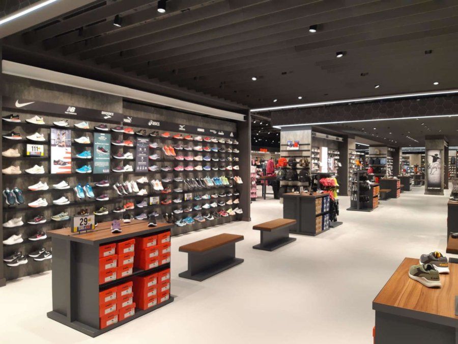 Importante outlet ofrece descuentos increíbles en zapatillas y ropa.