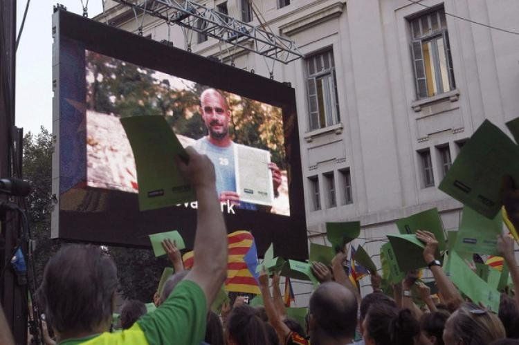 Imagen de Guardiola apoyando la independencia en las pantallas electrónicas en vía pública en Barcelona.
