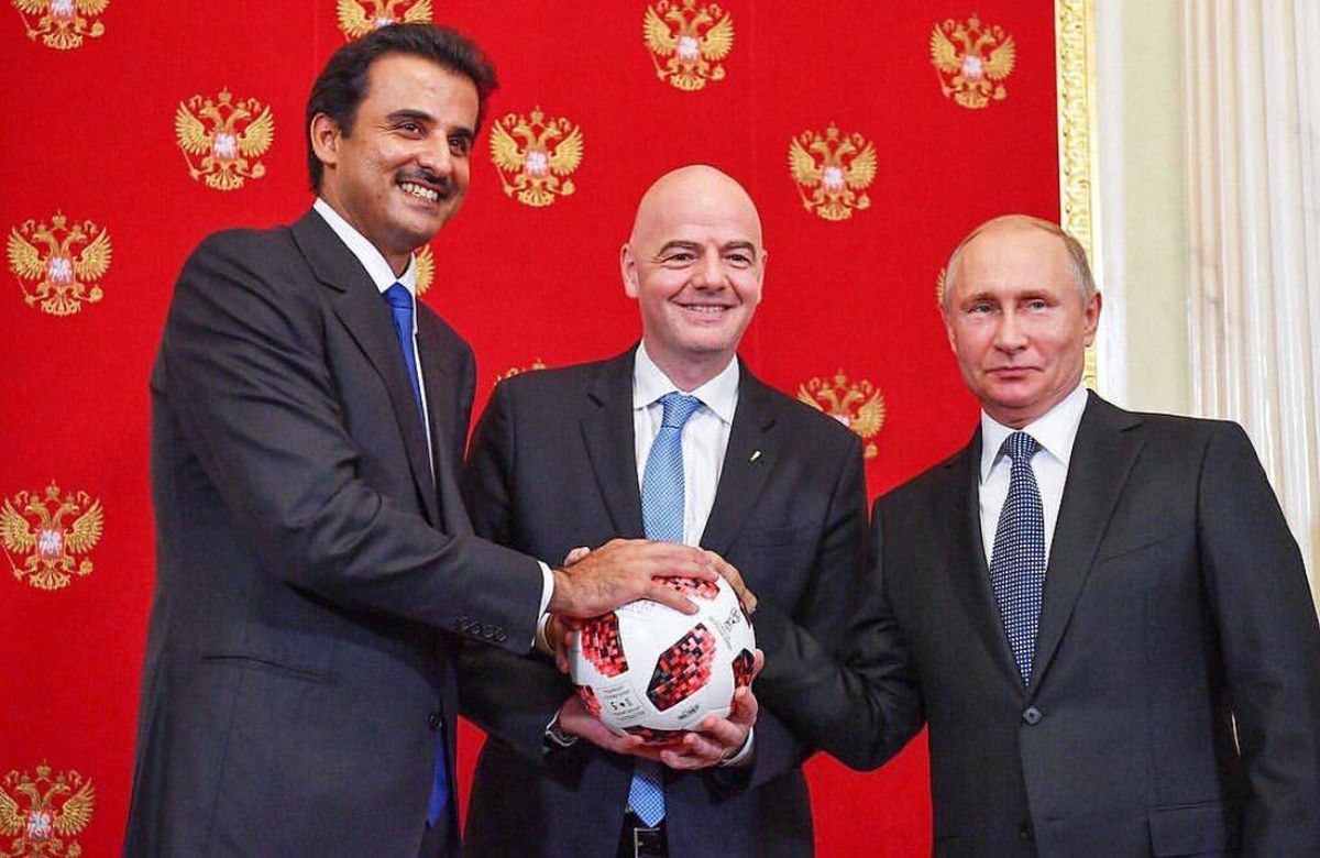 Gianni Infantino entre HH Sheikh Tamim Bin Hamad y Vladimir Putin.