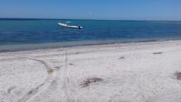 Una playa con arena clara y agua turquesa en Buenos Aires. Una playa con arena clara y agua turquesa en Buenos Aires.