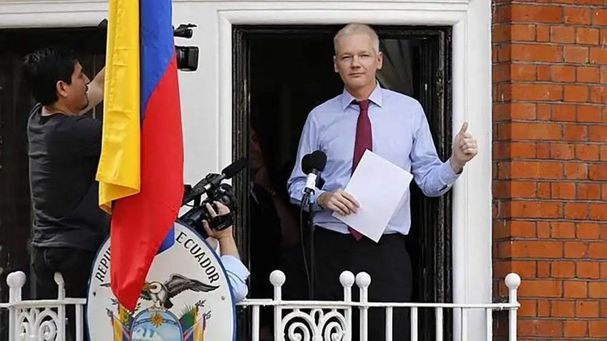 Después de que la justicia confirmara su extradición a Suecia, Assange se refugió en la embajada ecuatoriana de Inglaterra, donde permaneció siete años. Después de que la justicia confirmara su extradición a Suecia, Assange se refugió en la embajada ecuatoriana de Inglaterra, donde permaneció siete años.