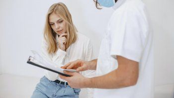 Para mantener el cerebro saludable, los especialistas recomiendan: dieta equilibrada, no fumar, beber poco o nada de alcohol, hacer ejercicio y controlar la presión y el colesterol. Para mantener el cerebro saludable, los especialistas recomiendan: dieta equilibrada, no fumar, beber poco o nada de alcohol, hacer ejercicio y controlar la presión y el colesterol.