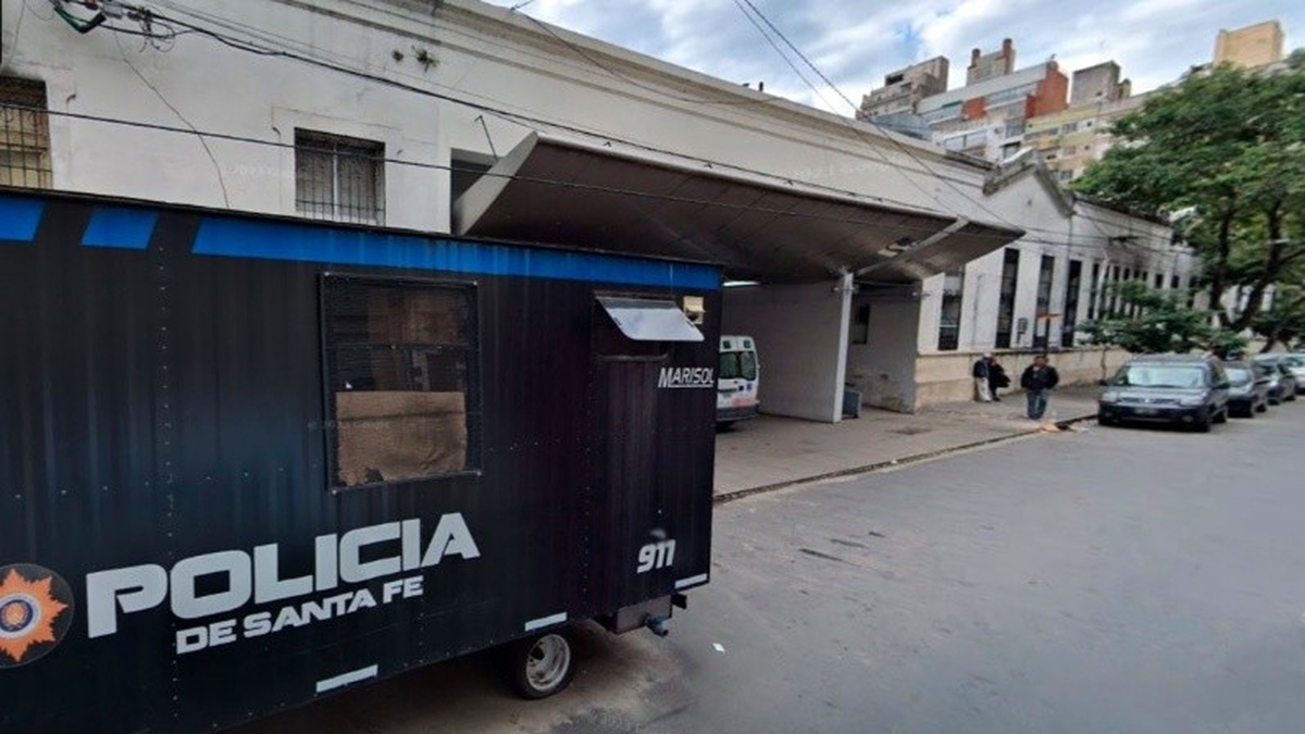 Destacamento policial en la puerta. Destacamento policial en la puerta. 