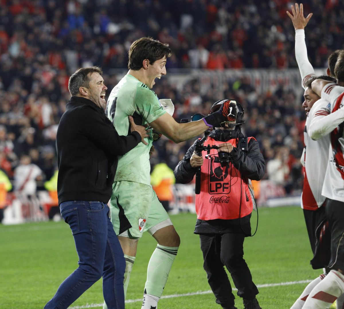 Coudet abraza a Beltrán tras el triunfo inolvidable de River
