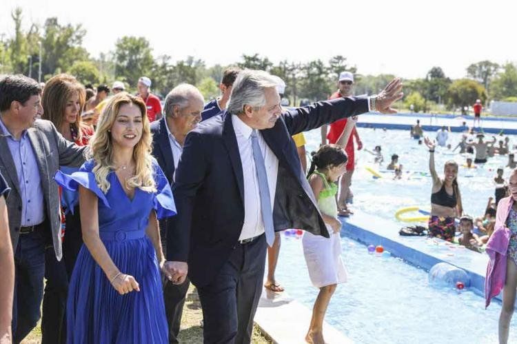 Alberto F. con su mujer, Fabiola Yáñez, y algunos dirigentes, recorrió el Centro Recreativo Nacional (Foto: NA).