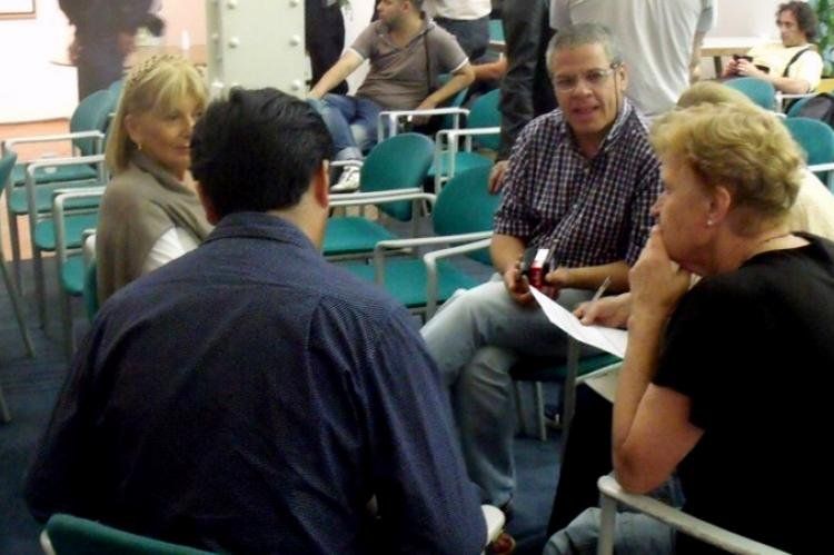 Laura Elías rodeada de prensa K en el evento de Yamil Santoro.