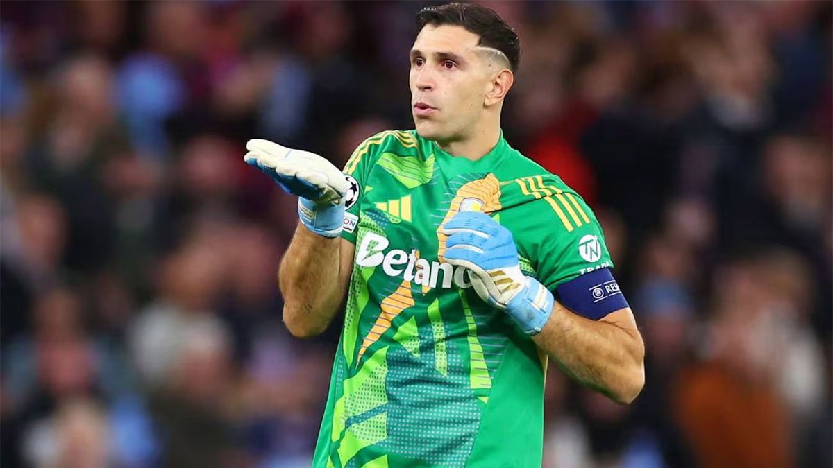 Emiliano Dibu Martínez respondió a las declaraciones del técnico de Italia, Gennaro Gattuso, por quejarse de Sudamérica: “Juegan siempre en canchas perfectas”. Emiliano Dibu Martínez respondió a las declaraciones del técnico de Italia, Gennaro Gattuso, por quejarse de Sudamérica: “Juegan siempre en canchas perfectas”.