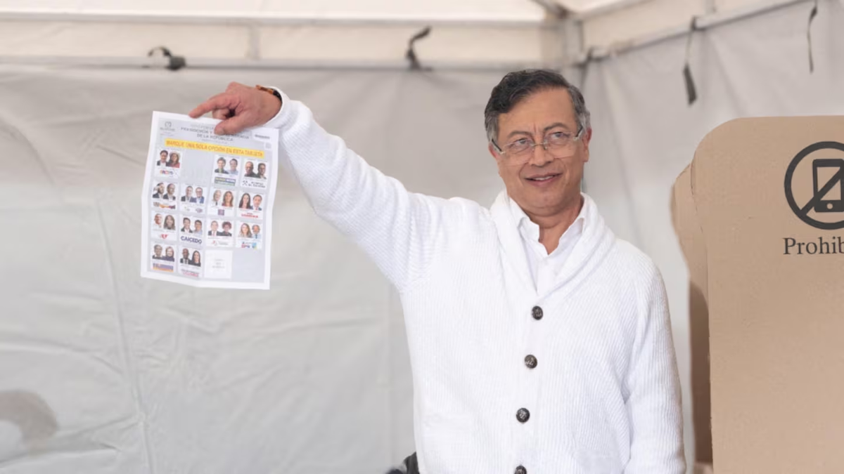 Gustavo Petro vota durante una jornada electoral marcada por la polarización política y las denuncias cruzadas, en una elección que definirá el rumbo de Colombia de cara al balotaje del 21 de junio. Gustavo Petro vota durante una jornada electoral marcada por la polarización política y las denuncias cruzadas, en una elección que definirá el rumbo de Colombia de cara al balotaje del 21 de junio.