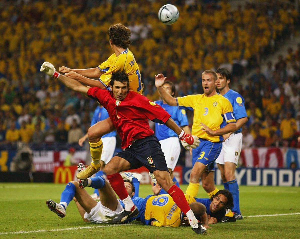 Italia y Suecia previamente habían empatado 1-1. En la foto el gol sueco del eterno Zlatan, de taco, saltando y de espaldas al arco. Una joya. Italia y Suecia previamente habían empatado 1-1. En la foto el gol sueco del eterno Zlatan, de taco, saltando y de espaldas al arco. Una joya.