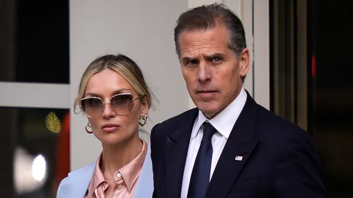 Hunter Biden, acompañado de su esposa, Melissa Cohen Biden, abandona el tribunal federal el 4 de junio de 2024 en Wilmington, Delaware. (Foto AP/Matt Rourke) Hunter Biden, acompañado de su esposa, Melissa Cohen Biden, abandona el tribunal federal el 4 de junio de 2024 en Wilmington, Delaware. (Foto AP/Matt Rourke)