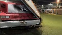 El hecho ocurrió en Rosario, barrio Belgrano. El camión terminó incrustado dentro de una cancha de fútbol.&nbsp;