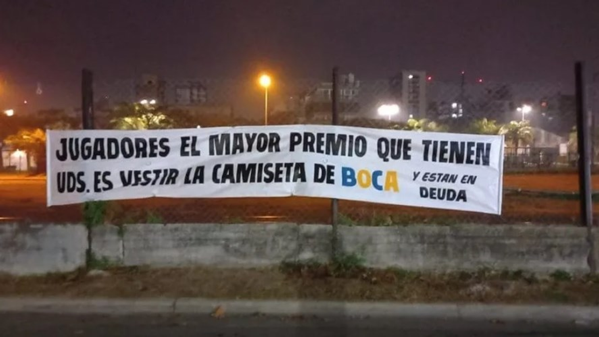 Fuerte pancarta contra el plantel de Boca Juniors, en medio de la interna.