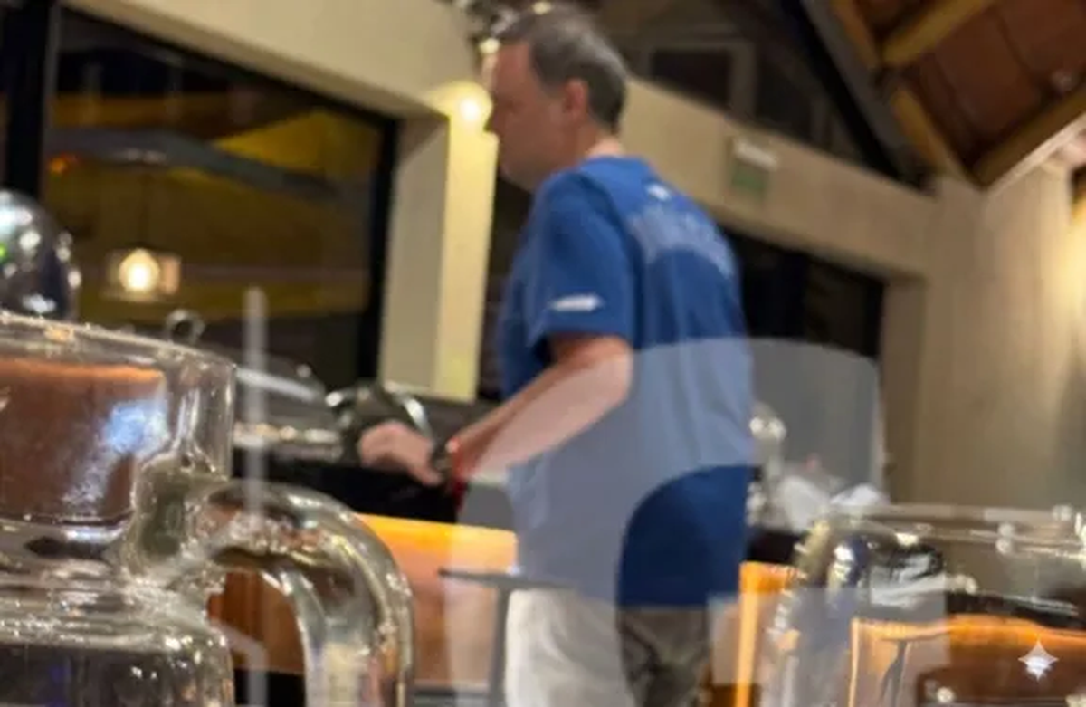 Una foto que mostraría a Manuel Adorni en el buffet del lujoso hotel de Entre Ríos. Una foto que mostraría a Manuel Adorni en el buffet del lujoso hotel de Entre Ríos.