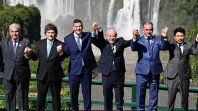 El presidente de Panamá, José Raúl Mulino, el presidente de Argentina, Javier Milei, el presidente de Paraguay, Santiago Peña, el presidente de Brasil, Luiz Inácio Lula da Silva, el presidente de Uruguay, Yamandu Orsi, y el ministro de Relaciones Exteriores de Bolivia, Fernando Aramayo, durante la Cumbre de Jefes de Estado del Mercosur en las Cataratas del Iguazú en Foz de Iguazú, Estado de Paraná, Brasil, el 20/12/2025. El presidente de Panamá, José Raúl Mulino, el presidente de Argentina, Javier Milei, el presidente de Paraguay, Santiago Peña, el presidente de Brasil, Luiz Inácio Lula da Silva, el presidente de Uruguay, Yamandu Orsi, y el ministro de Relaciones Exteriores de Bolivia, Fernando Aramayo, durante la Cumbre de Jefes de Estado del Mercosur en las Cataratas del Iguazú en Foz de Iguazú, Estado de Paraná, Brasil, el 20/12/2025.