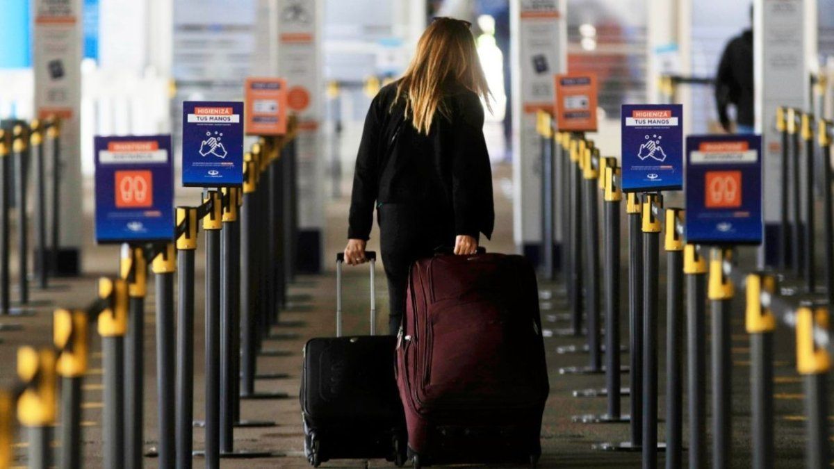 Viajes al exterior: crecen las salidas de argentinos y se alargan las estadías, según el INDEC.